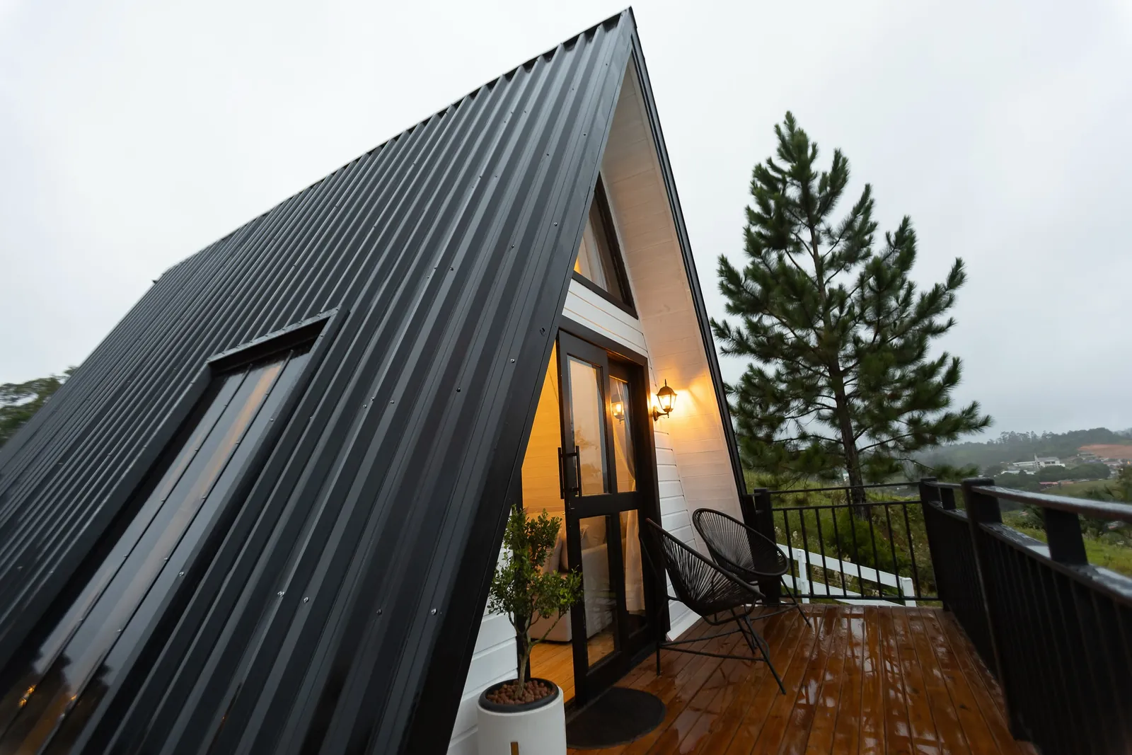 Chalé A-frame 321 Modular visto em perspectiva, com estrutura de madeira e ampla fachada de vidro