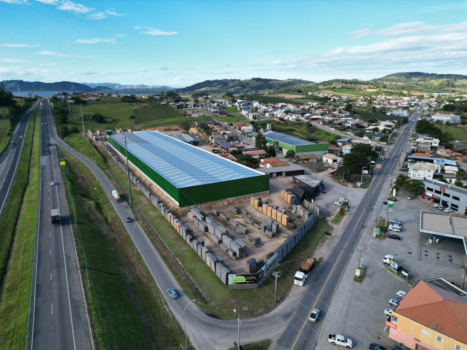 Vista aérea da estrutura industrial e do pátio da empresa